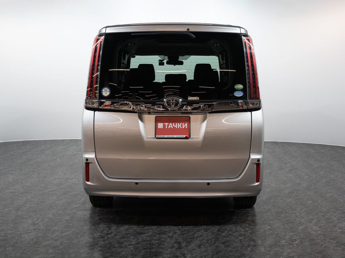 Toyota Noah 2018 - фото автомобиля