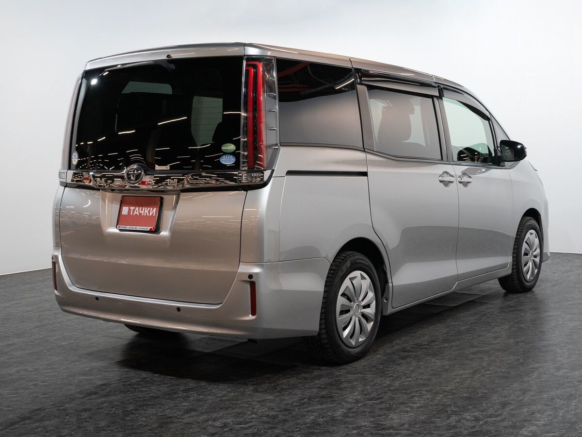 Toyota Noah 2018 - фото автомобиля