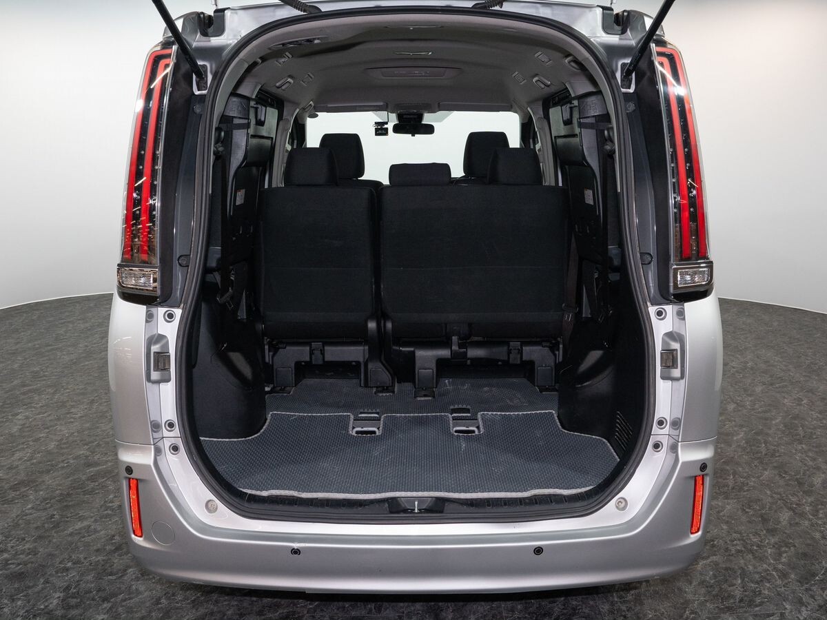 Toyota Noah 2018 - фото автомобиля