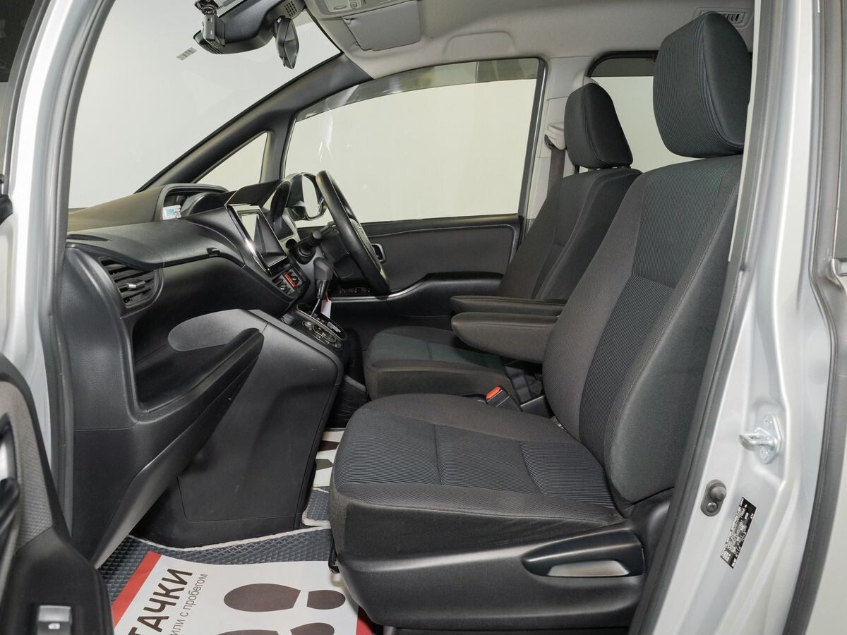 Toyota Noah 2018 - фото автомобиля