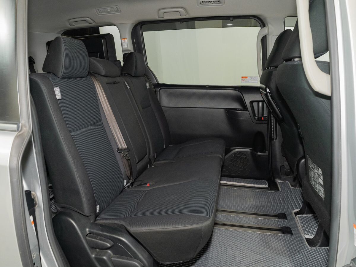 Toyota Noah 2018 - фото автомобиля