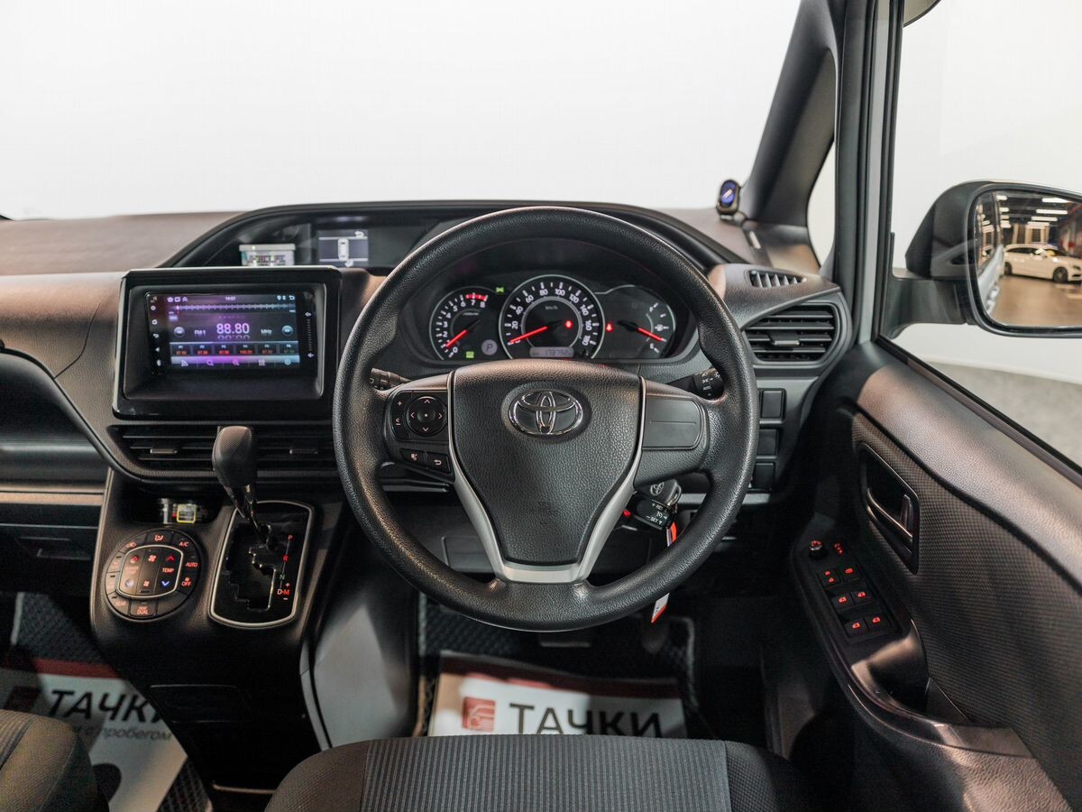 Toyota Noah 2018 - фото автомобиля