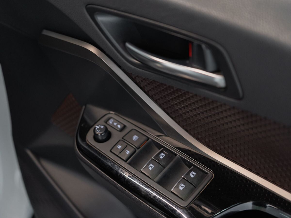 Toyota C-HR 2018 - фото автомобиля