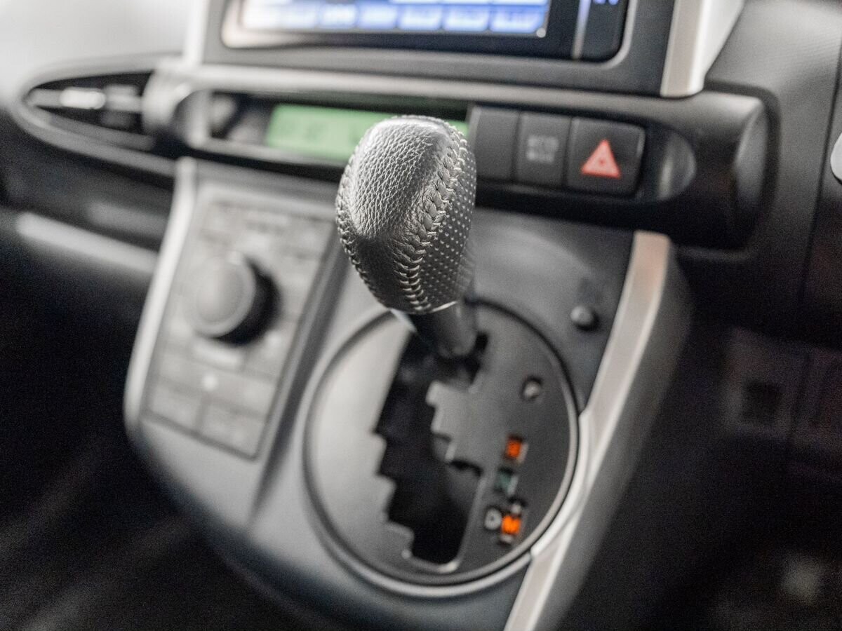 Toyota Wish 2010 - фото автомобиля