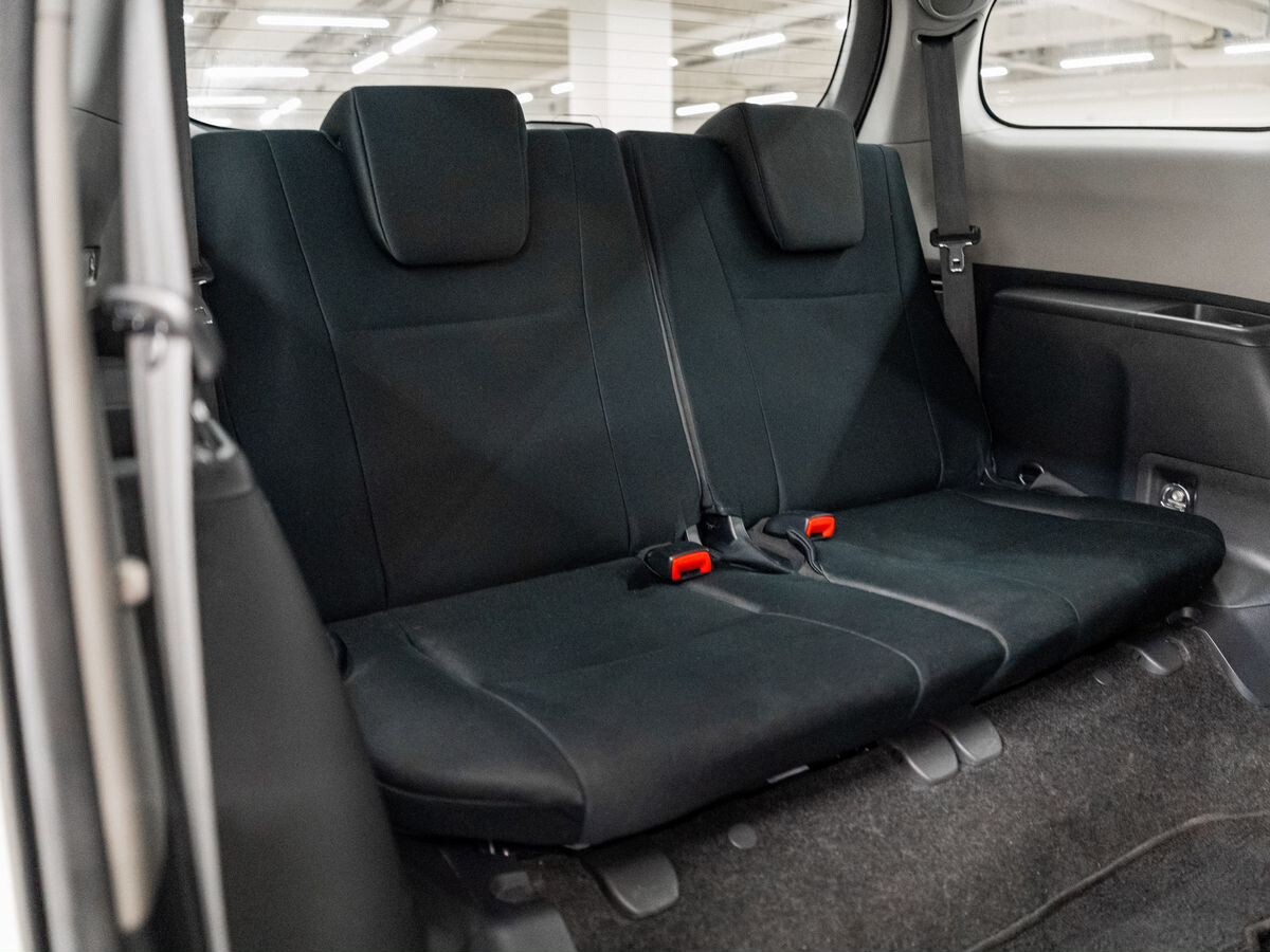 Toyota Wish 2010 - фото автомобиля