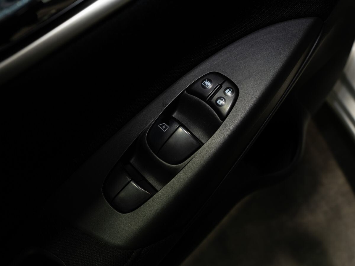 Nissan Tiida 2015 - фото автомобиля