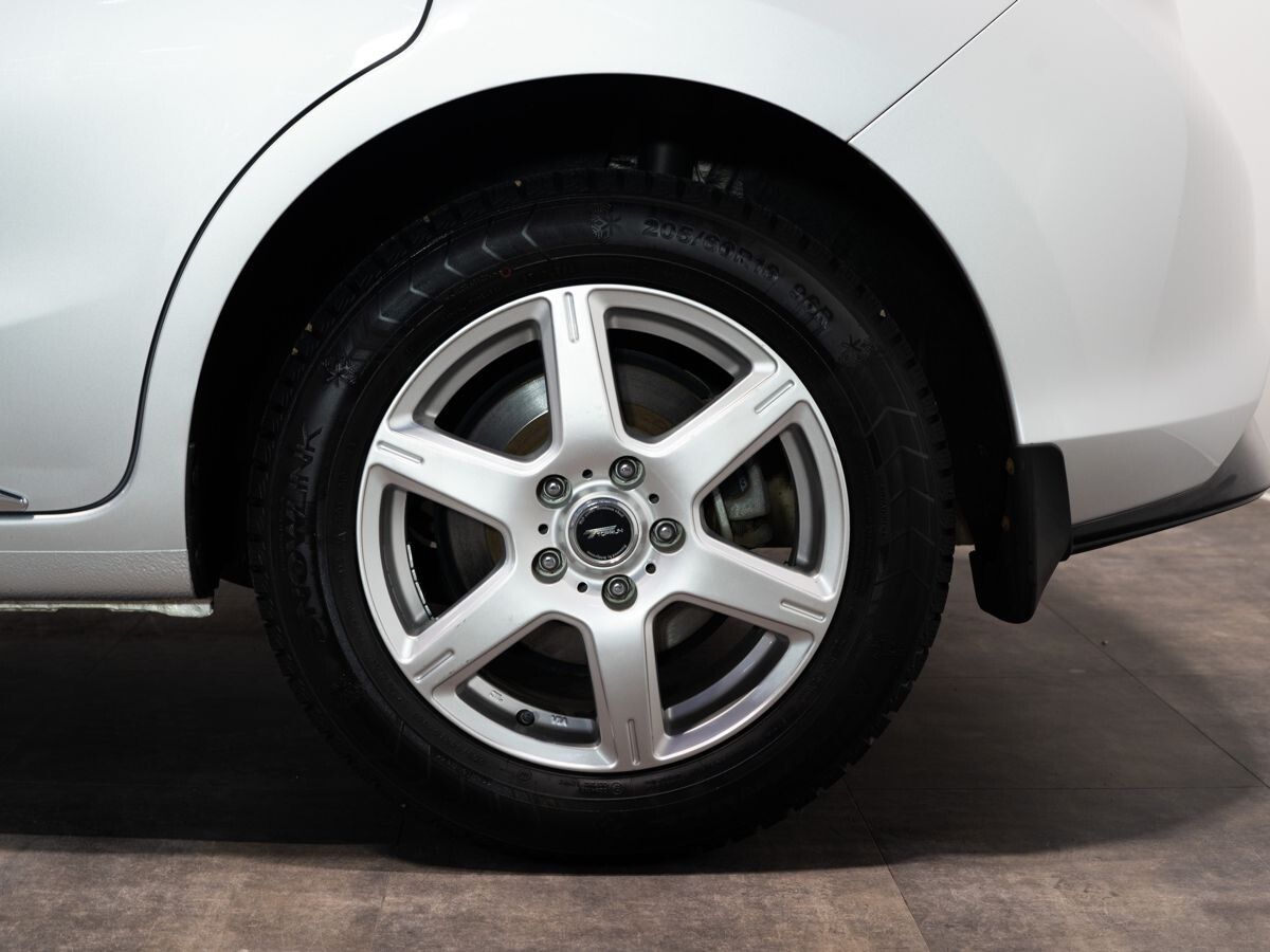 Nissan Tiida 2015 - фото автомобиля