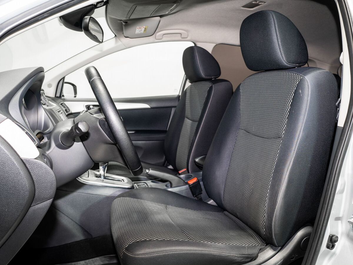 Nissan Tiida 2015 - фото автомобиля