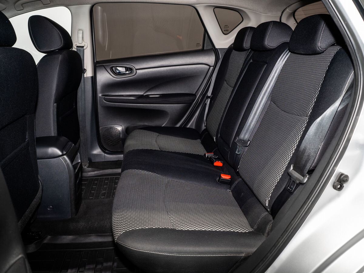 Nissan Tiida 2015 - фото автомобиля