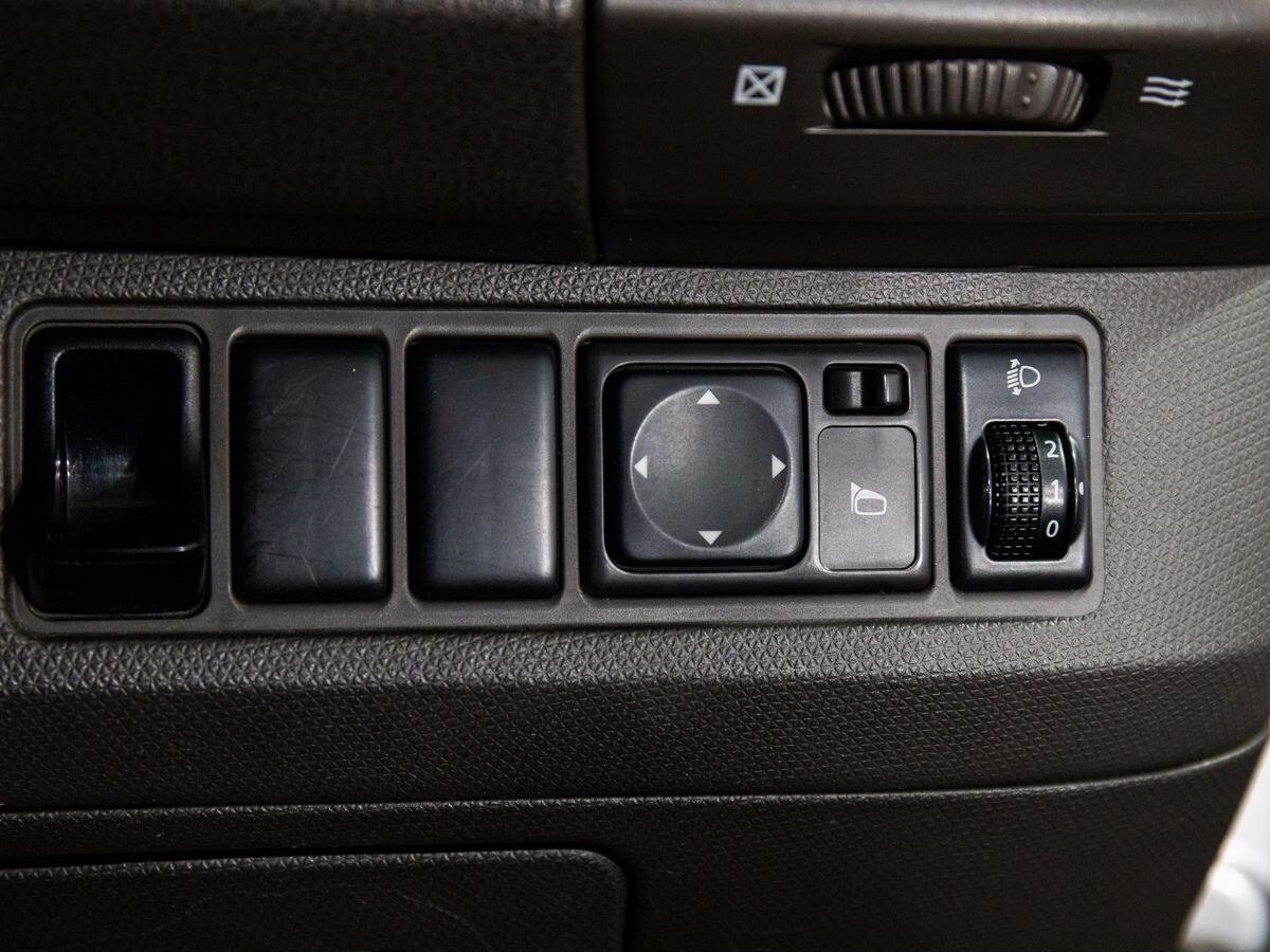 Nissan March 2010 - фото автомобиля