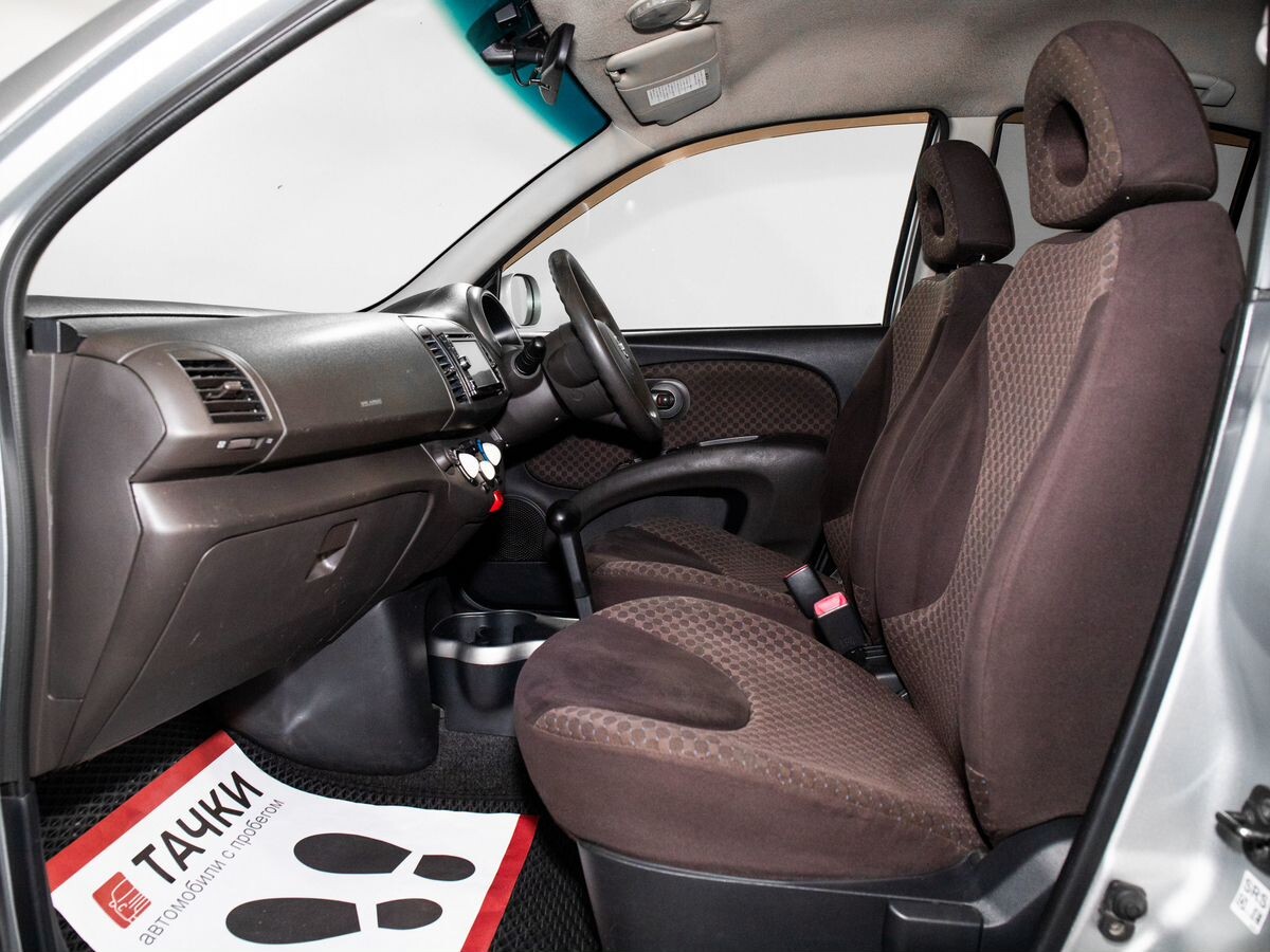 Nissan March 2010 - фото автомобиля