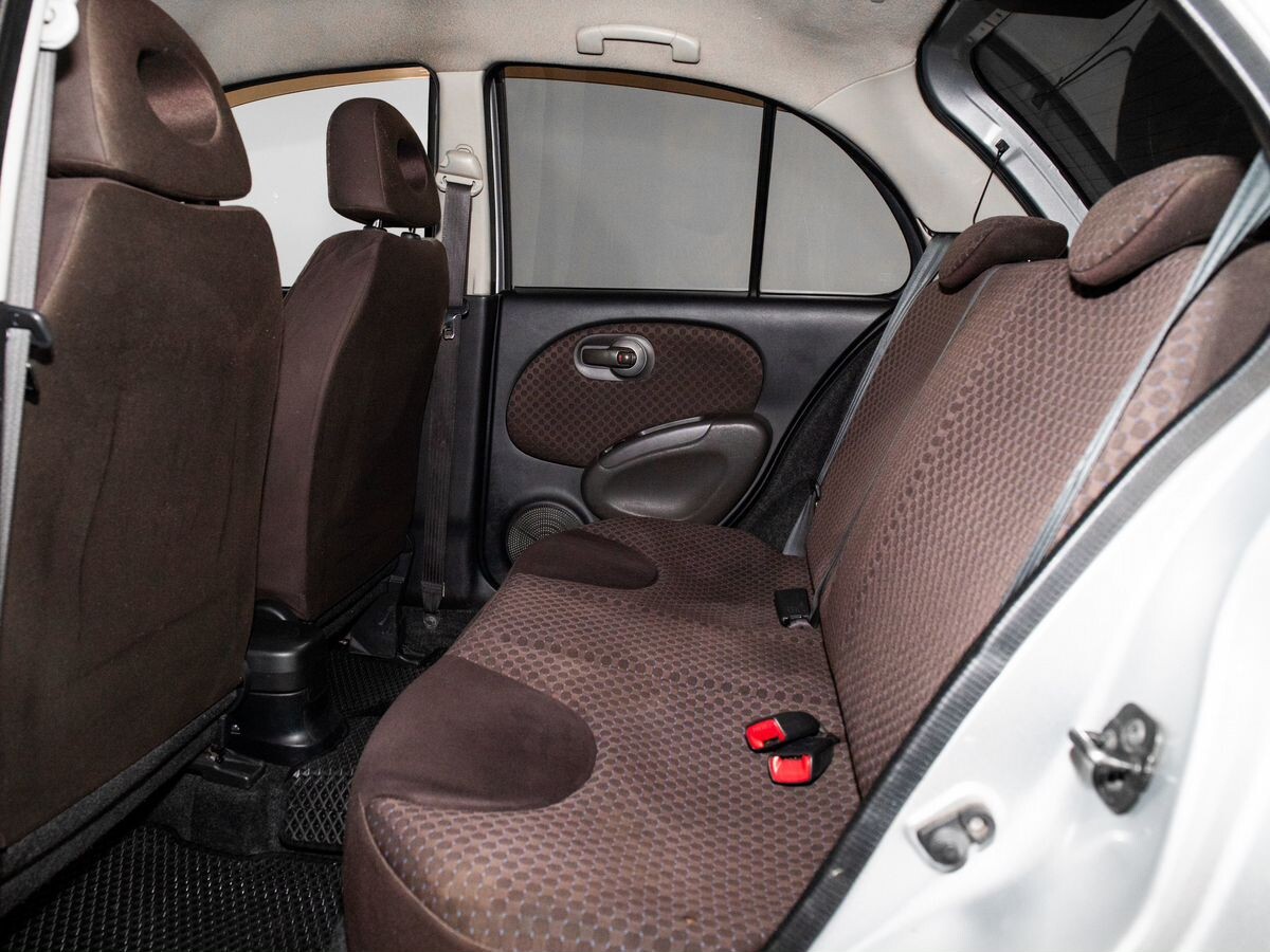 Nissan March 2010 - фото автомобиля