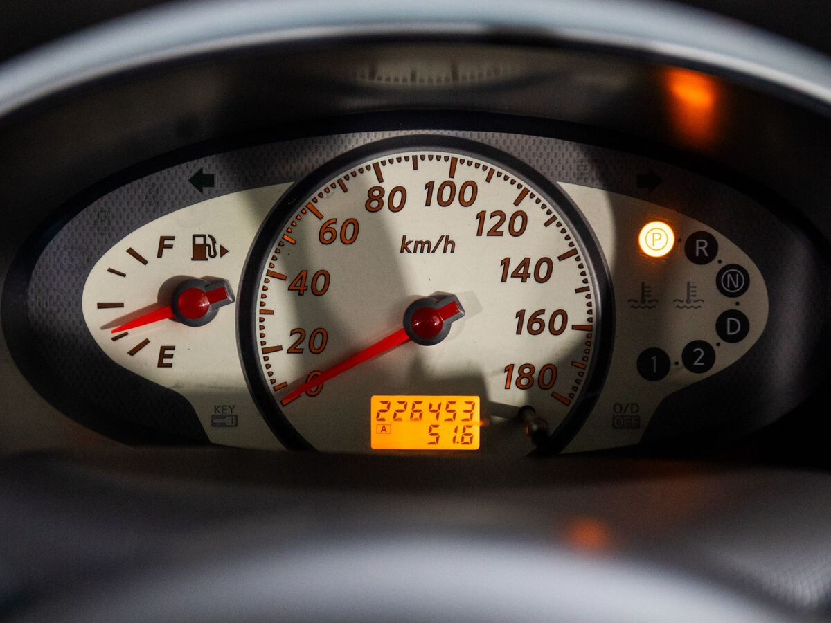 Nissan March 2010 - фото автомобиля