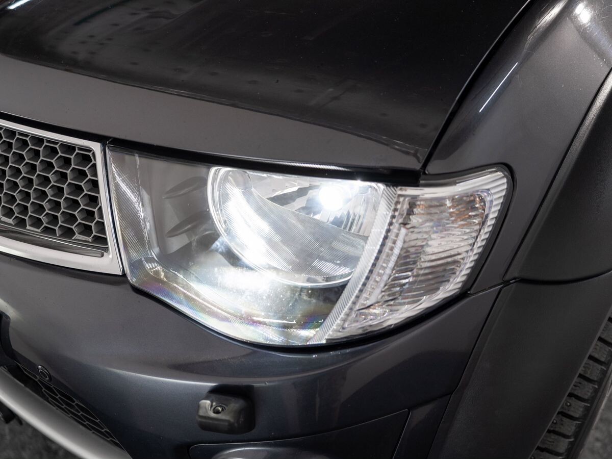 Mitsubishi L200 2010 - фото автомобиля