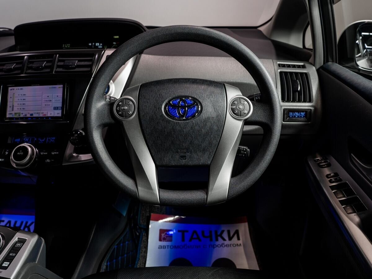 Toyota Prius Alpha 2012 - фото автомобиля