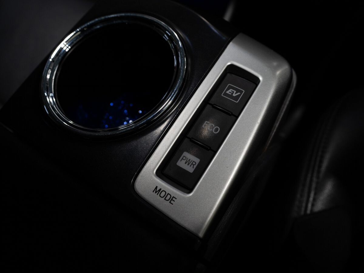 Toyota Prius Alpha 2012 - фото автомобиля