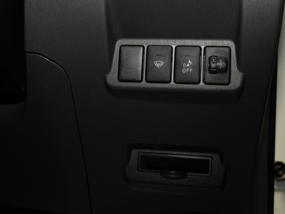 Toyota Prius Alpha 2012 - фото автомобиля