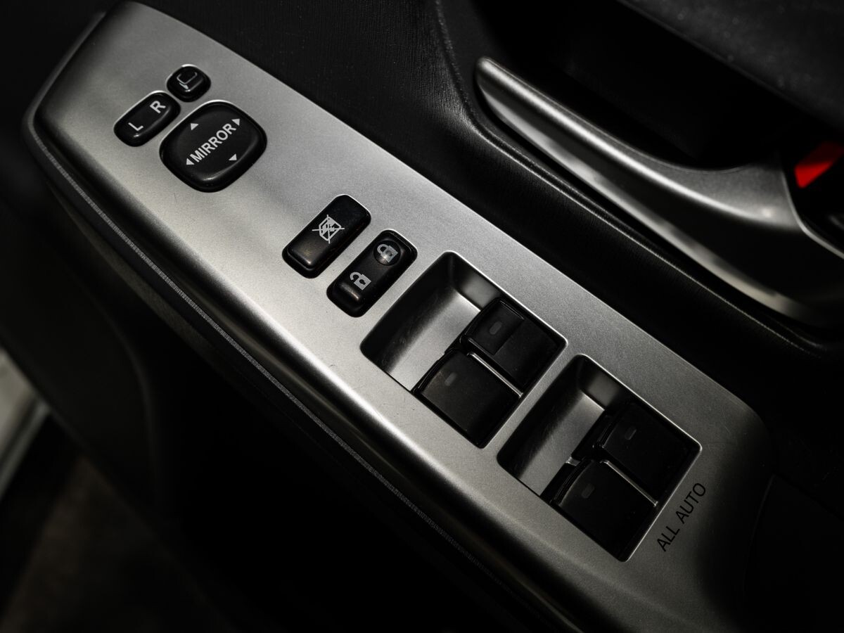 Toyota Prius Alpha 2012 - фото автомобиля