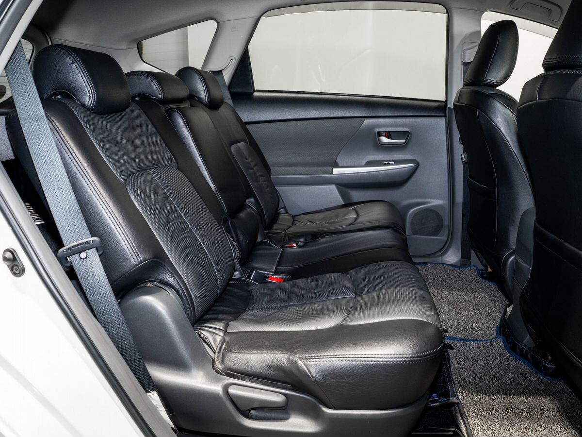 Toyota Prius Alpha 2012 - фото автомобиля