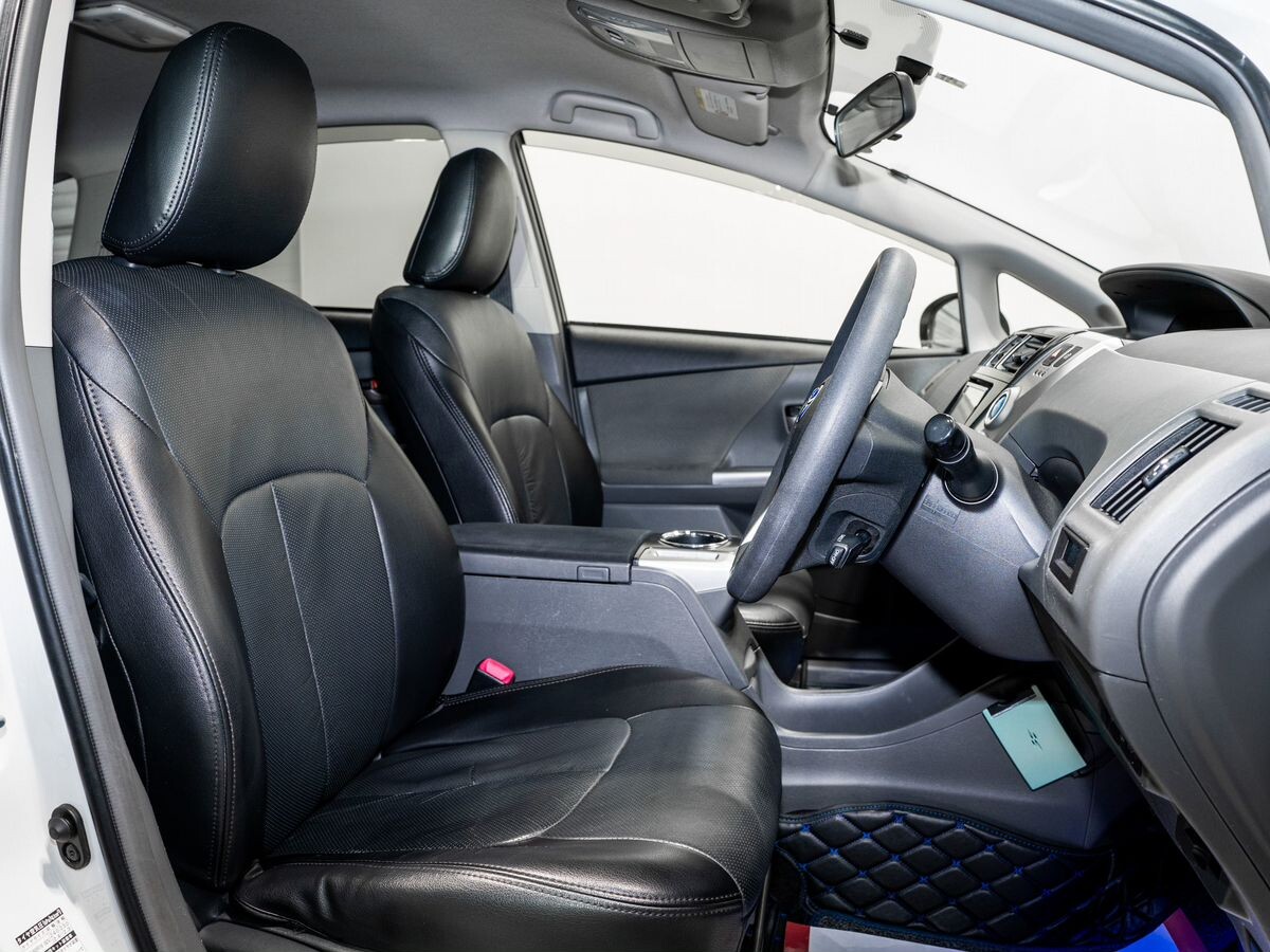 Toyota Prius Alpha 2012 - фото автомобиля