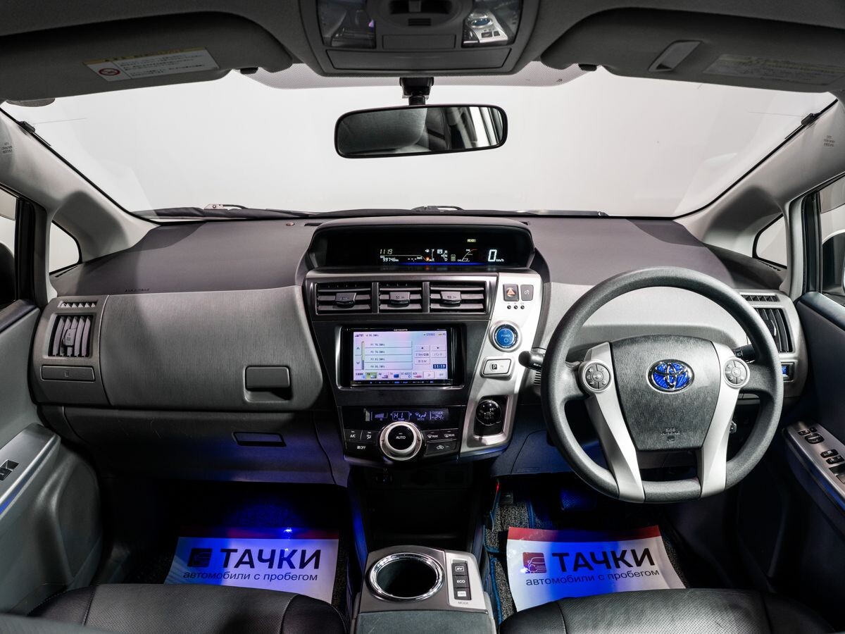 Toyota Prius Alpha 2012 - фото автомобиля