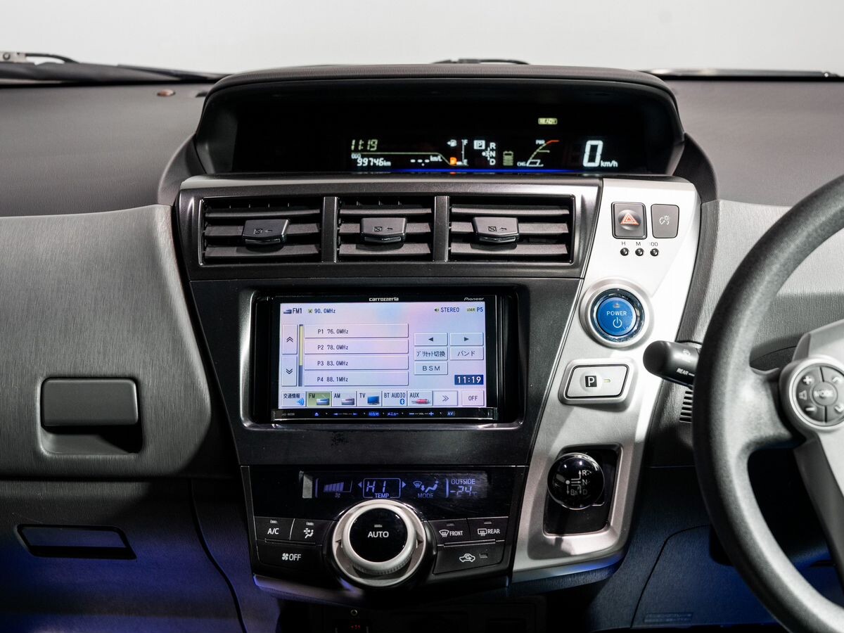 Toyota Prius Alpha 2012 - фото автомобиля