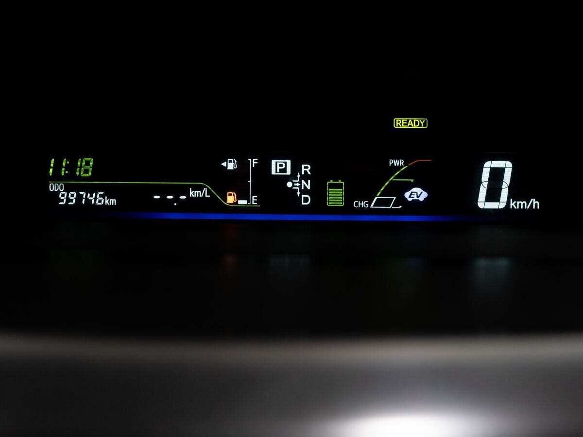 Toyota Prius Alpha 2012 - фото автомобиля