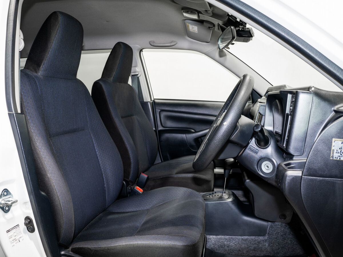 Toyota Succeed 2018 - фото автомобиля