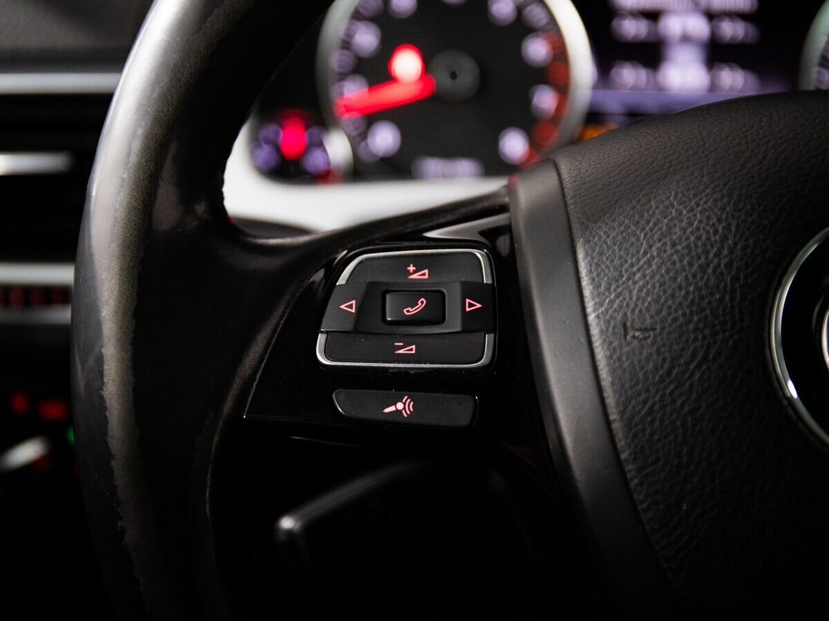 Volkswagen Touareg 2013 - фото автомобиля