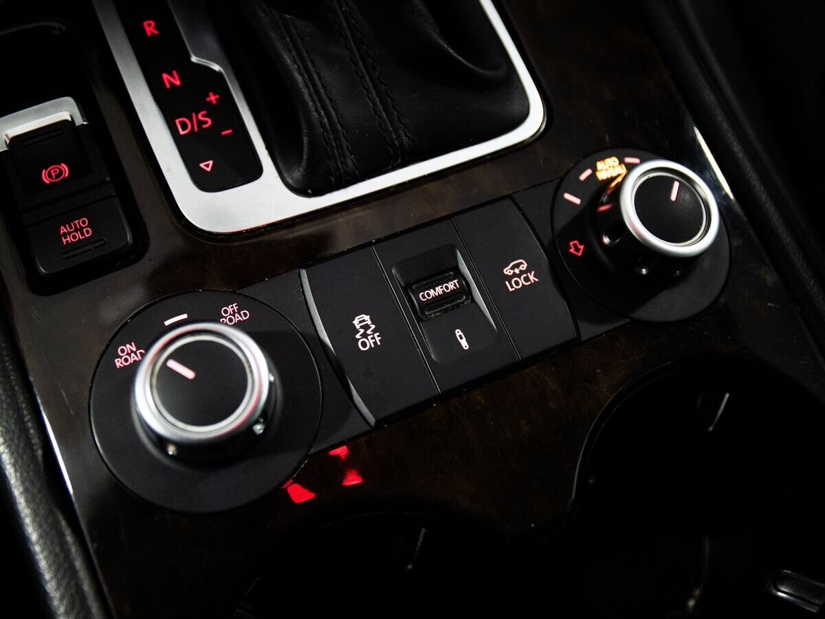 Volkswagen Touareg 2013 - фото автомобиля