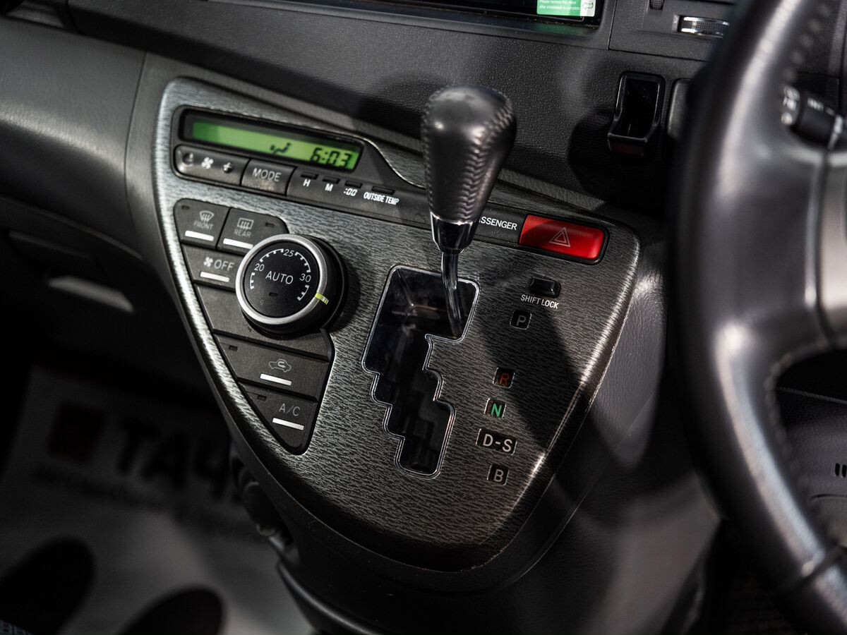 Toyota ISis 2010 - фото автомобиля