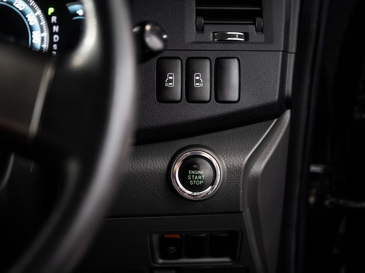 Toyota ISis 2010 - фото автомобиля