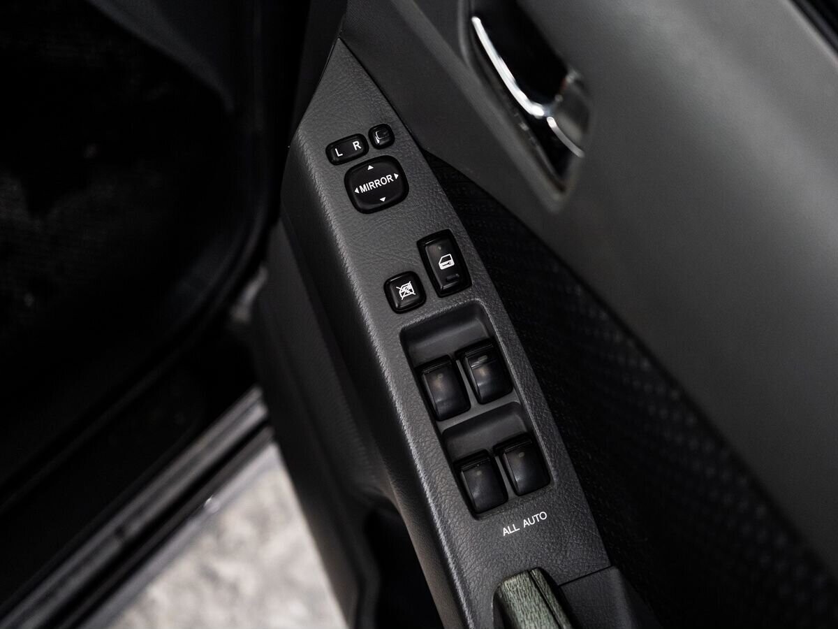 Toyota ISis 2010 - фото автомобиля