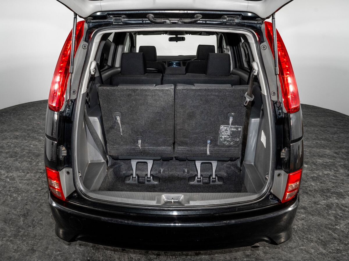 Toyota ISis 2010 - фото автомобиля