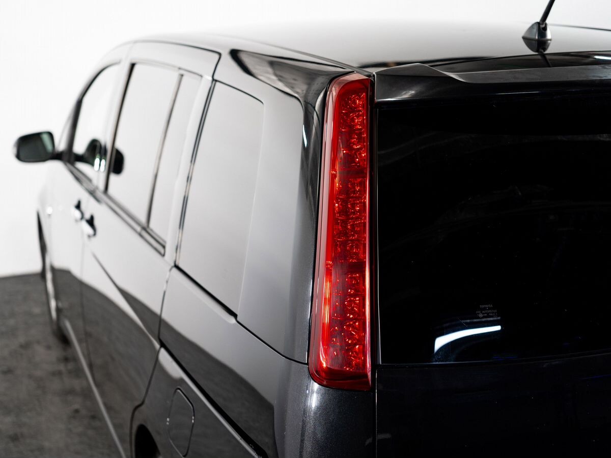 Toyota ISis 2010 - фото автомобиля