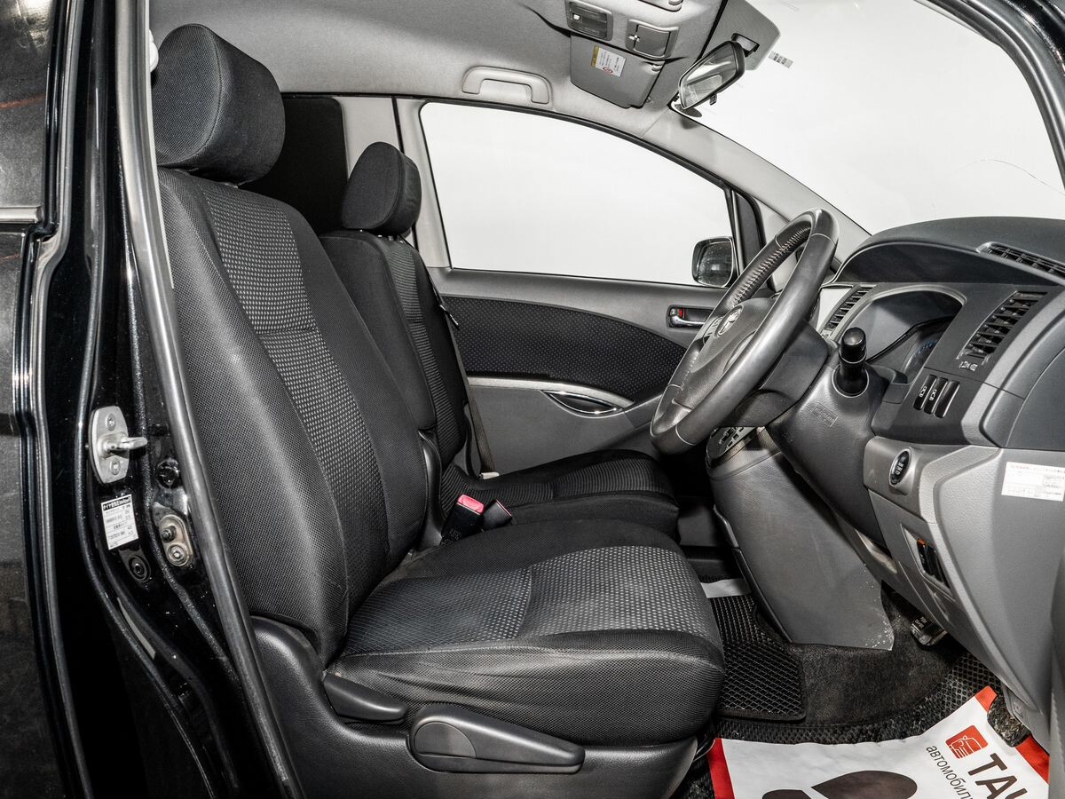 Toyota ISis 2010 - фото автомобиля