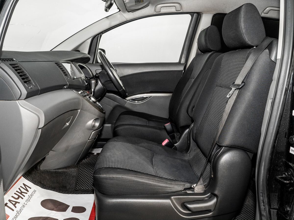 Toyota ISis 2010 - фото автомобиля