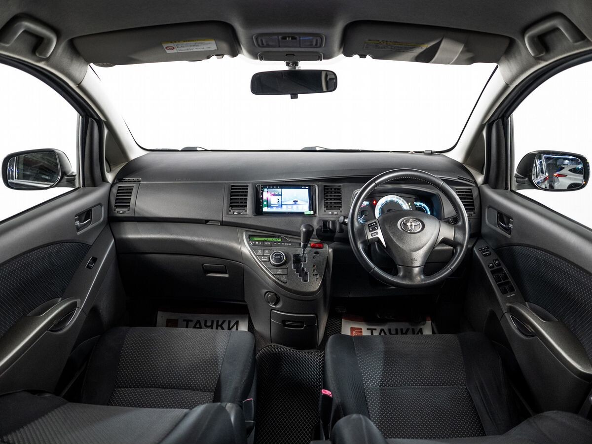 Toyota ISis 2010 - фото автомобиля