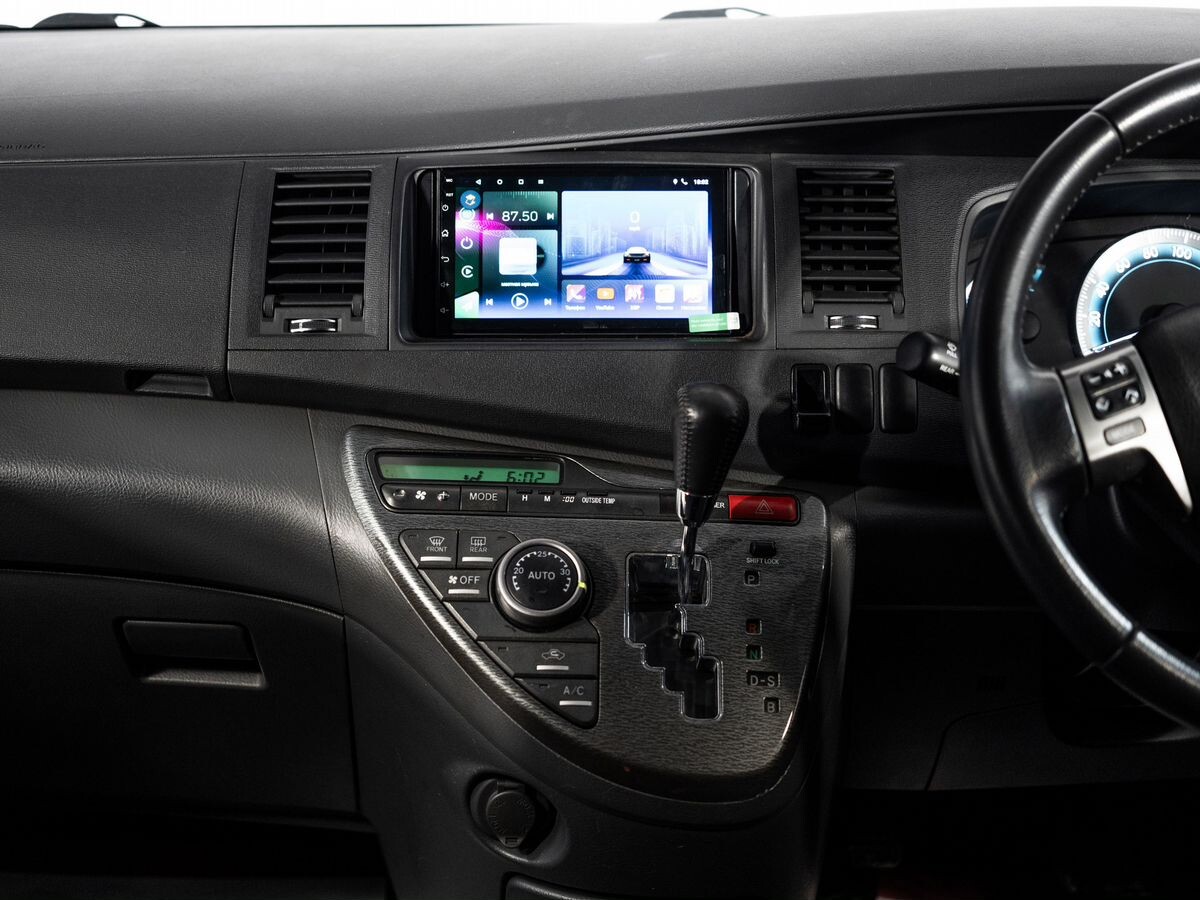 Toyota ISis 2010 - фото автомобиля