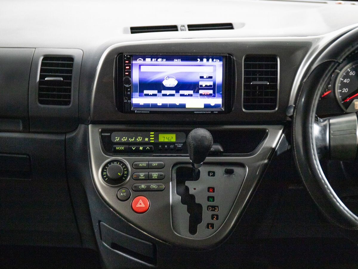 Toyota Wish 2004 - фото автомобиля