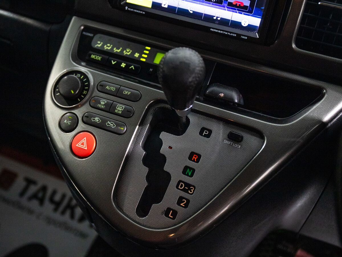 Toyota Wish 2004 - фото автомобиля