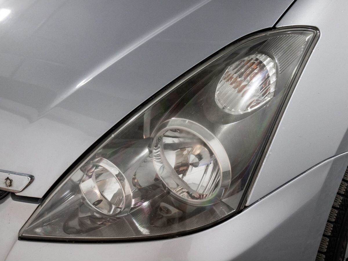 Toyota Wish 2004 - фото автомобиля