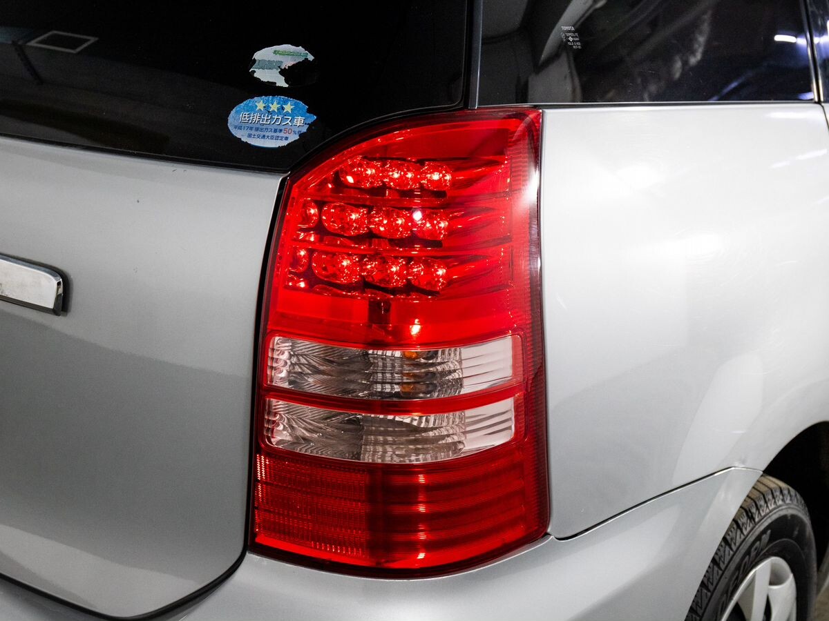 Toyota Wish 2004 - фото автомобиля