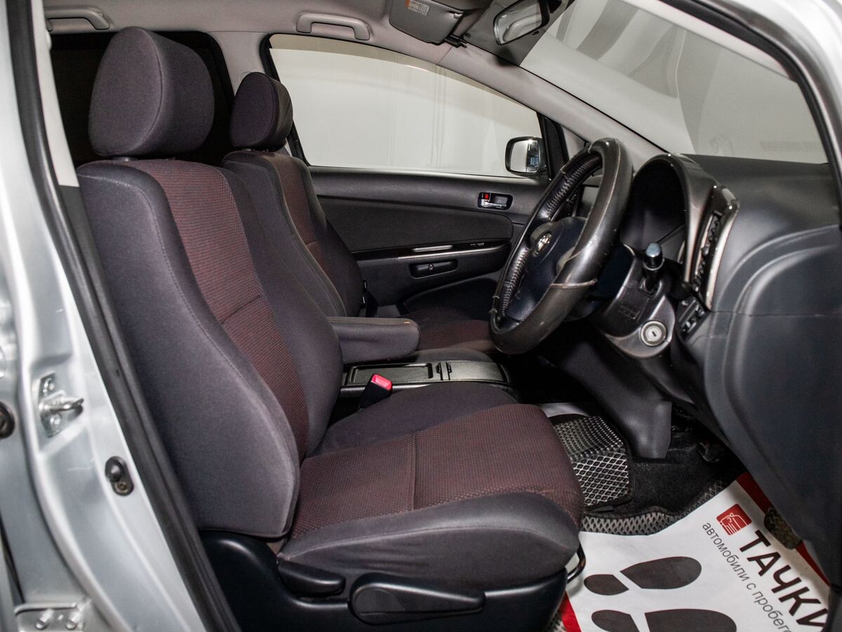 Toyota Wish 2004 - фото автомобиля