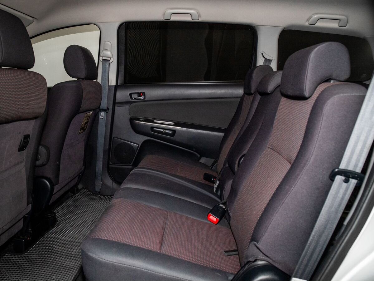 Toyota Wish 2004 - фото автомобиля