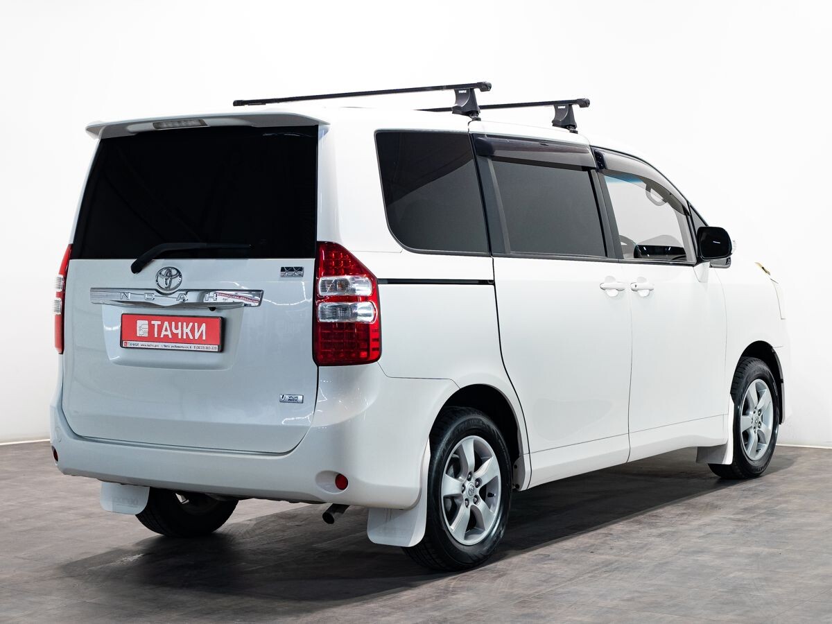 Toyota Noah 2012 - фото автомобиля