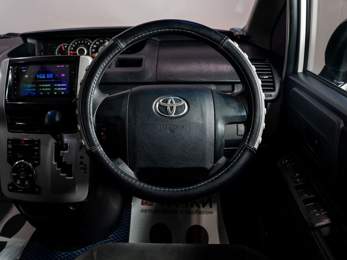 Toyota Noah 2012 - фото автомобиля