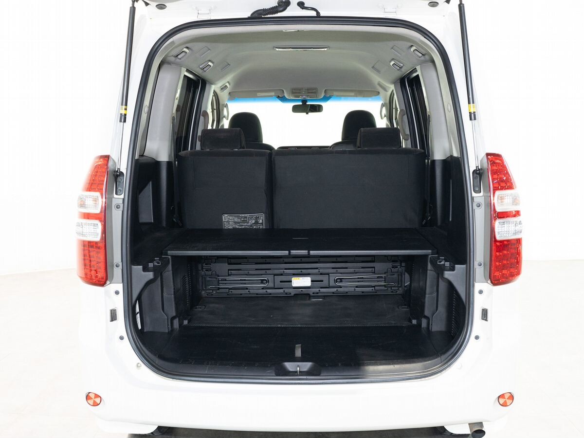 Toyota Noah 2012 - фото автомобиля