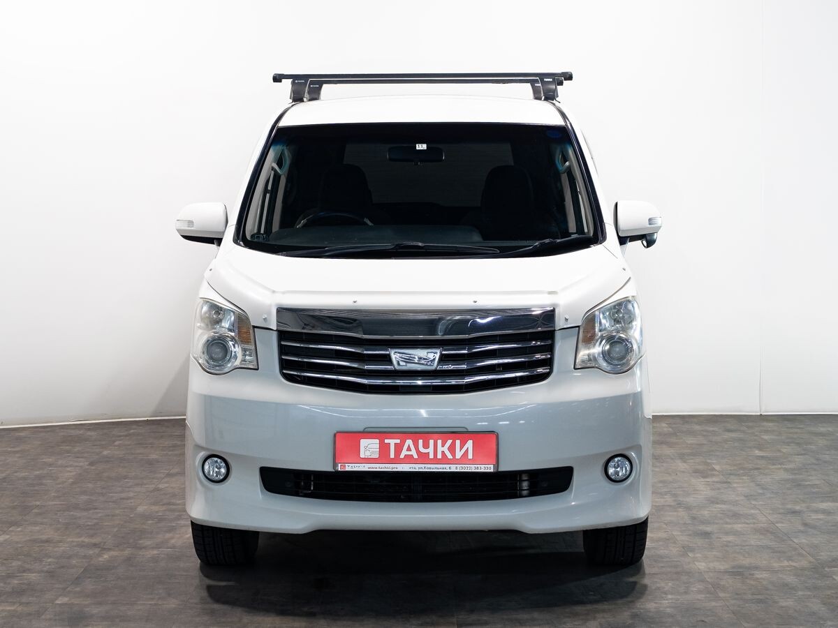 Toyota Noah 2012 - фото автомобиля