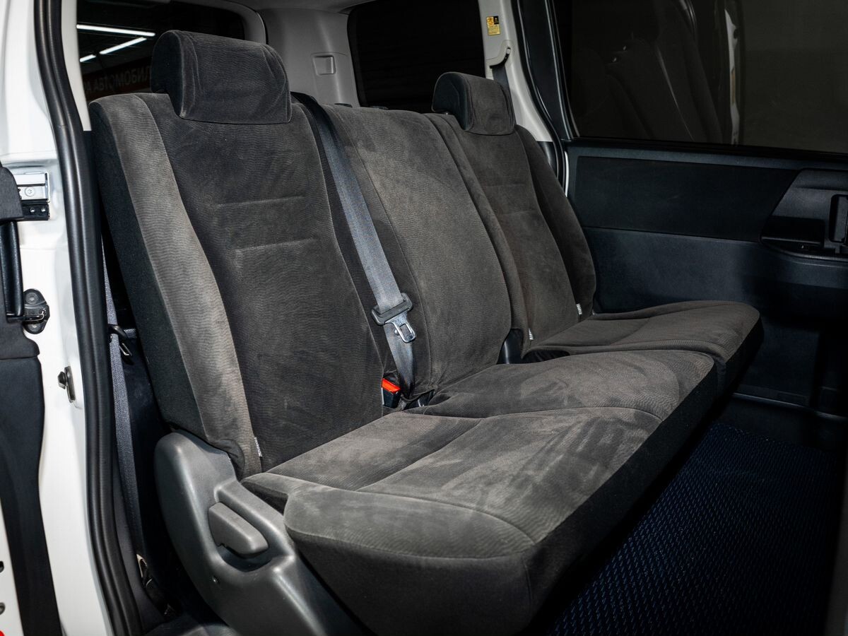 Toyota Noah 2012 - фото автомобиля